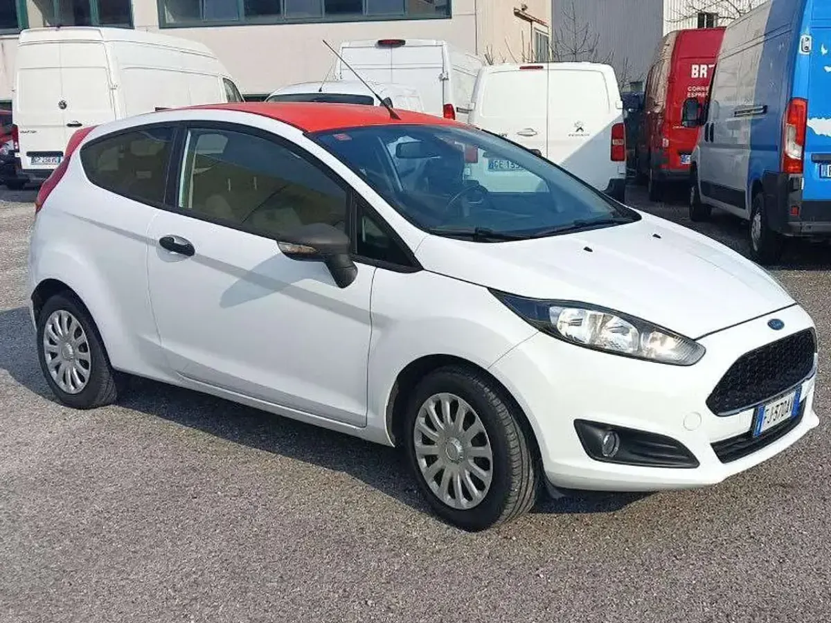 Gebraucht Ford Fiesta 75 PS (55 kW) 2017 Weiß Kleinwagen
