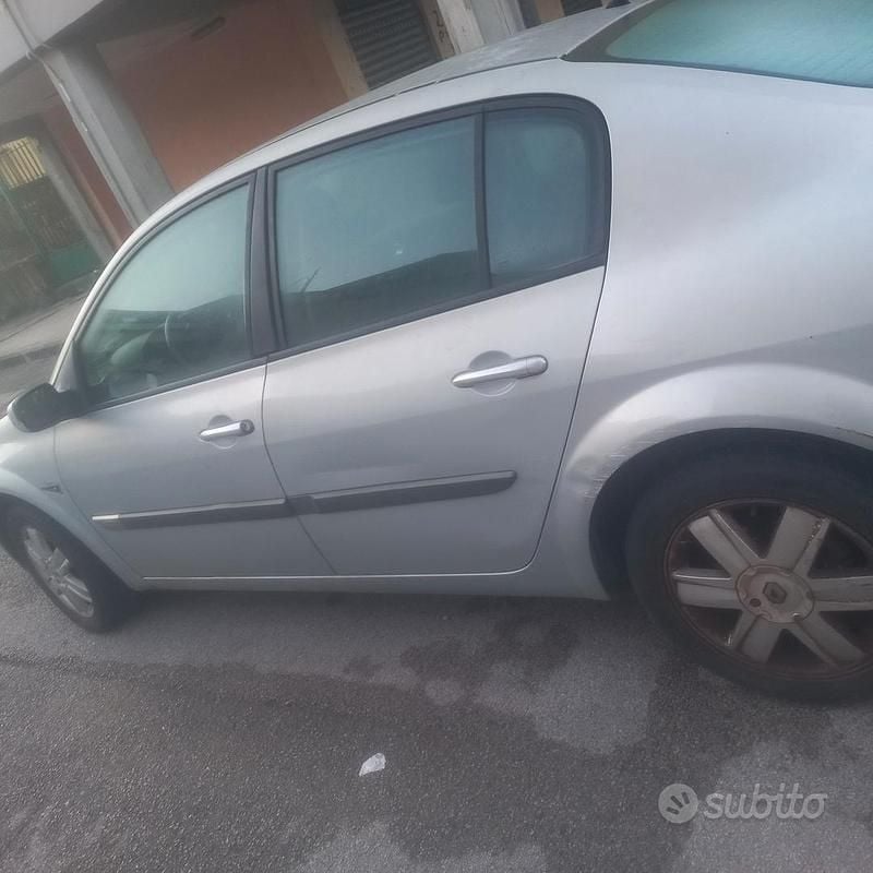 Usata Renault Clio II 48 CV (35 kW) 2004 Grigio Berlina