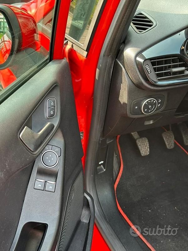 Usata Ford Fiesta 86 CV (63 kW) 2019 Rosso Utilitaria