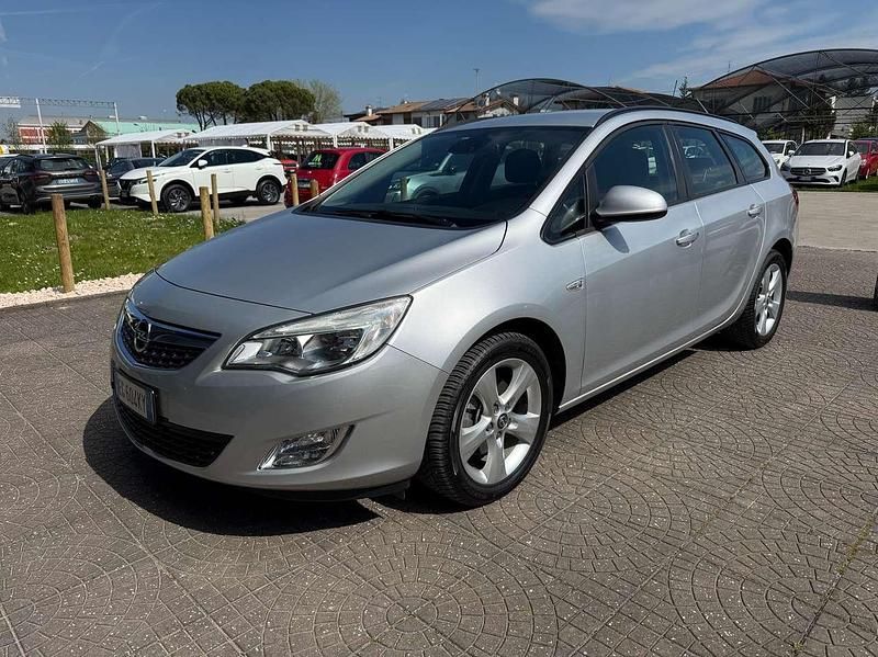 Usata Opel Astra 110 CV (80 kW) 2011 Argento Station wagon