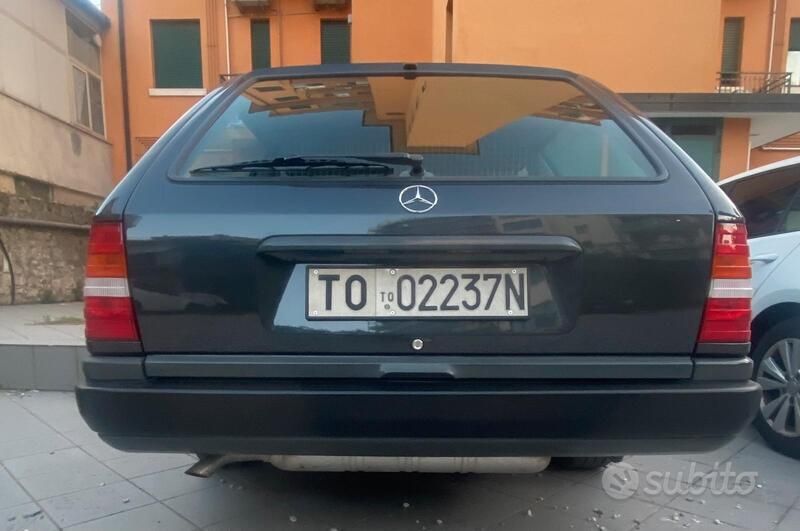 Usata Mercedes 200 122 CV (89 kW) 1989 Nero Station wagon