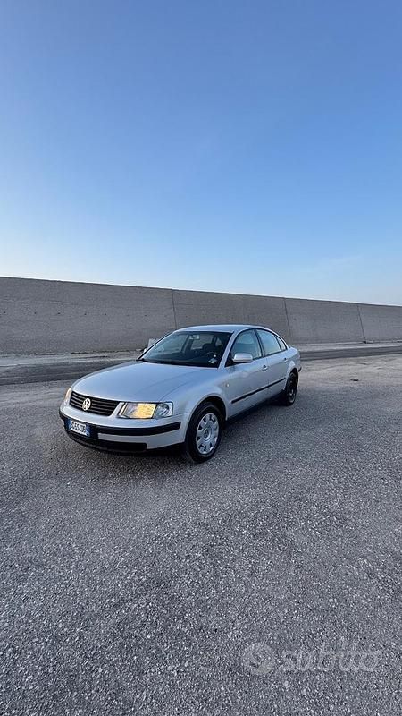 Usata VW Passat 110 CV (80 kW) 2000 Grigio Berlina