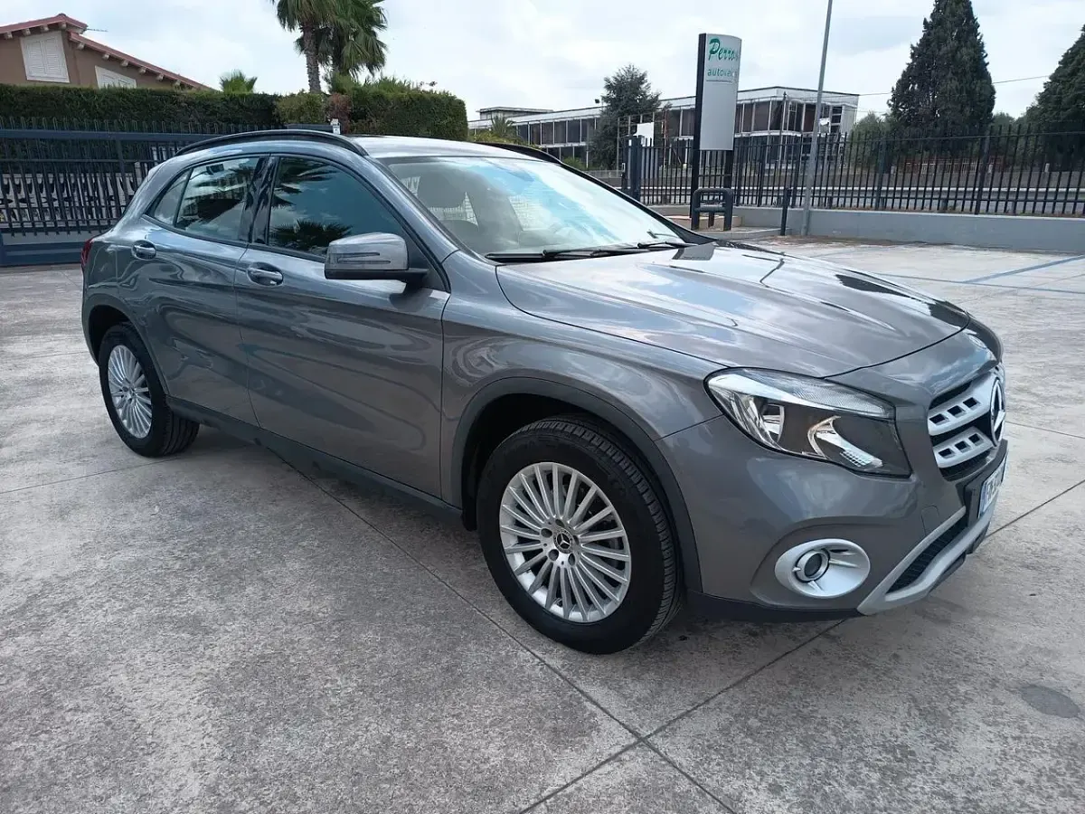 Usata Mercedes GLA200 Business 136 CV (100 kW) 2017 Argento SUV