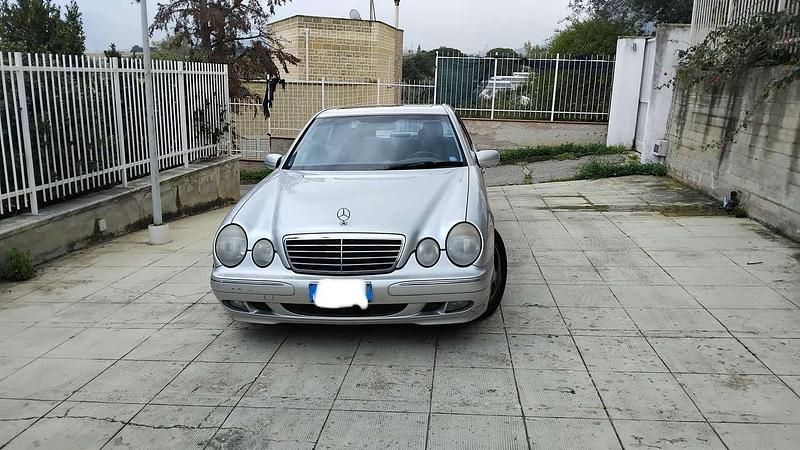 Usata Mercedes E200 Avantgarde 186 CV (136 kW) 2000 Argento Berlina