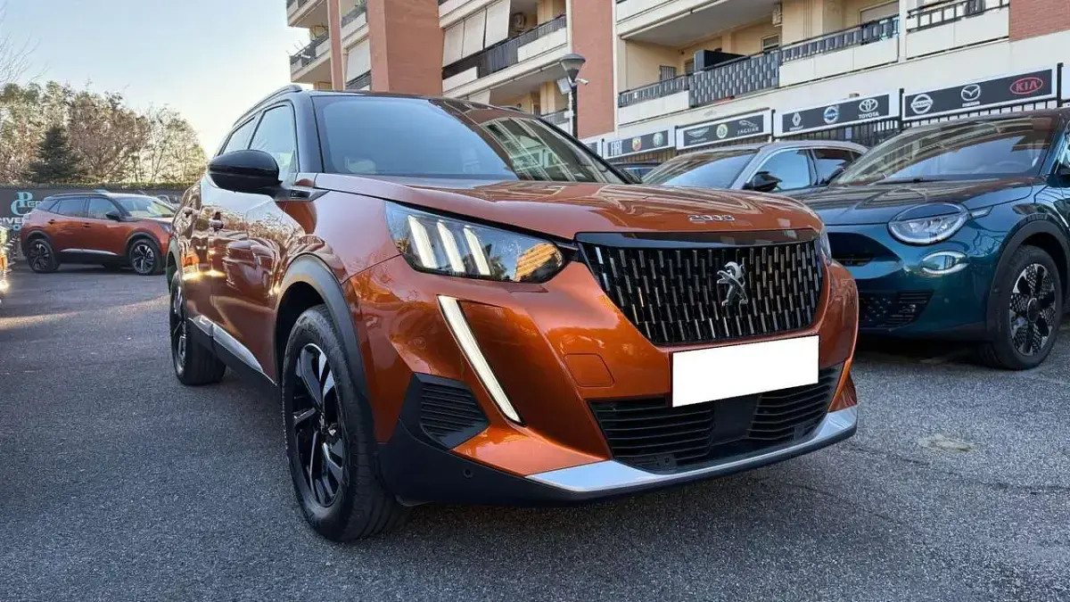 Usata Peugeot 2008 GT 131 CV (96 kW) 2023 Arancione/nero metallizzato SUV