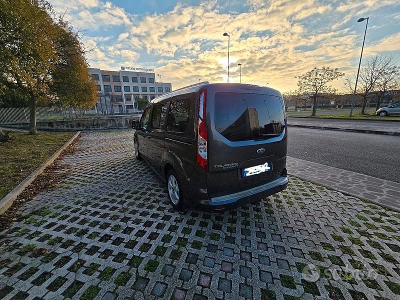 Begagnad Ford Tourneo Connect 120 HK (88 kW) 2017 Grå Minibuss