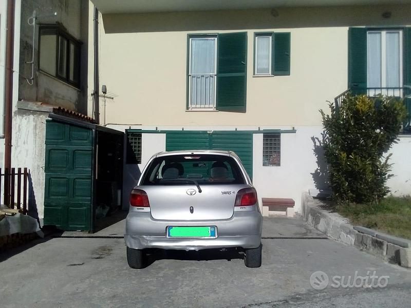 Usata Toyota Yaris 68 CV (50 kW) 2000 Grigio Utilitaria