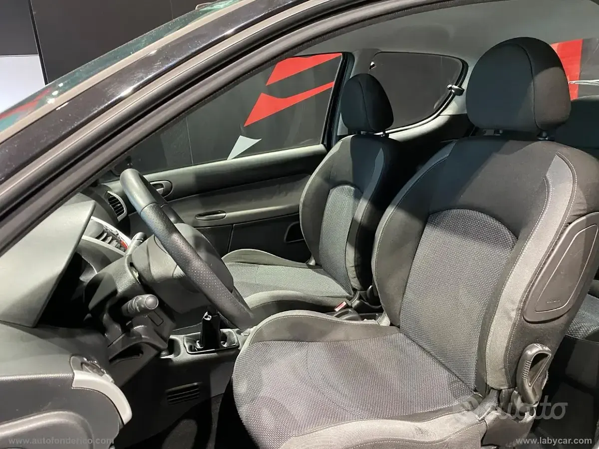Käytetty Peugeot 206 60 HP (44 kW) 2011 Musta Sedan