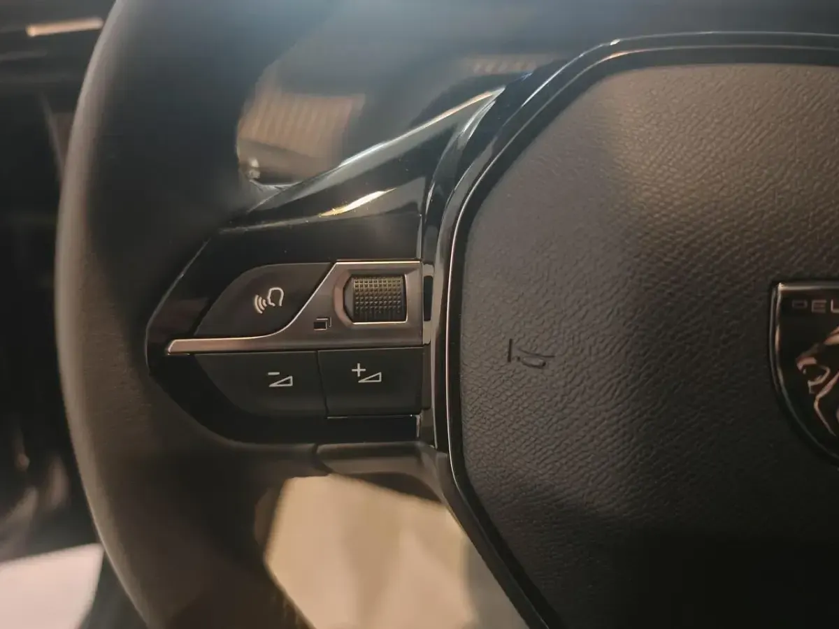 Usata Peugeot 208 Allure 102 CV (75 kW) 2025 Nero Utilitaria