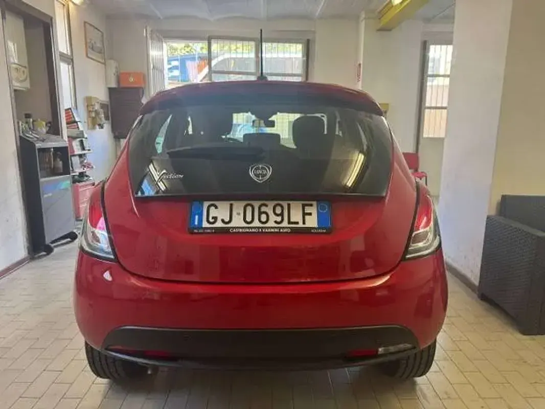 Usata Lancia Ypsilon Silver 69 CV (50 kW) 2022 Rosso Utilitaria