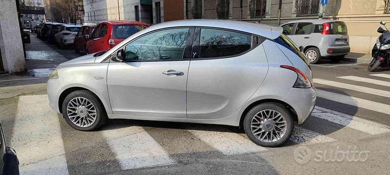 Usata Lancia Ypsilon Gold 69 CV (50 kW) 2012 Grigio metallizzato Utilitaria