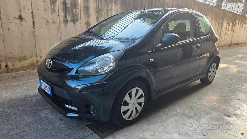 Usata Toyota Aygo 69 CV (50 kW) 2014 Nero Utilitaria