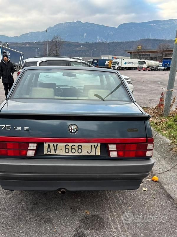 Usata Alfa Romeo 75 120 CV (88 kW) 1990 Blu Berlina