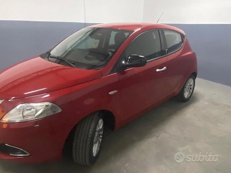 Usata Lancia Ypsilon Gold 69 CV (50 kW) 2015 Rosso Utilitaria