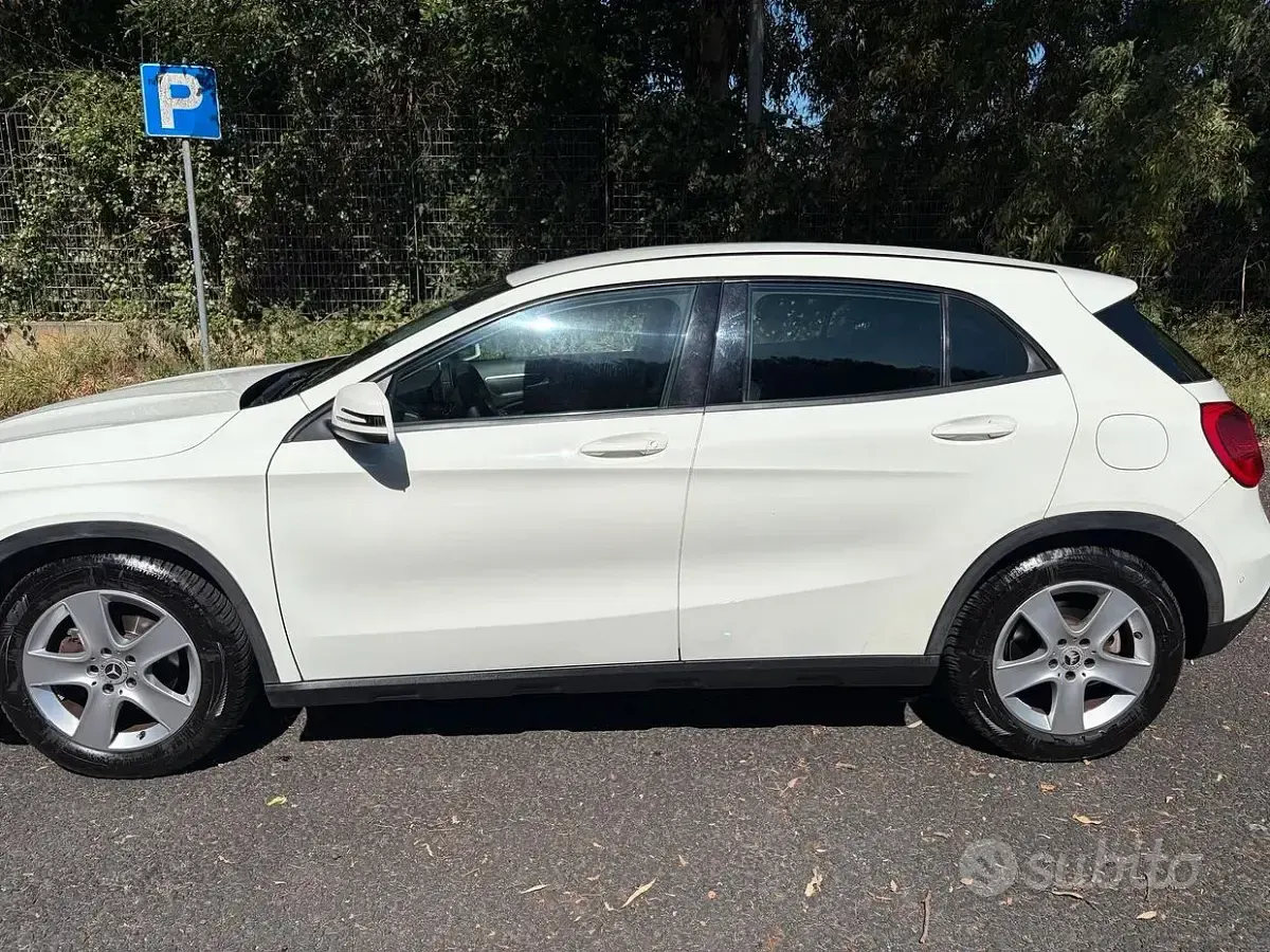 Usata Mercedes GLA180 109 CV (80 kW) 2017 Bianco SUV