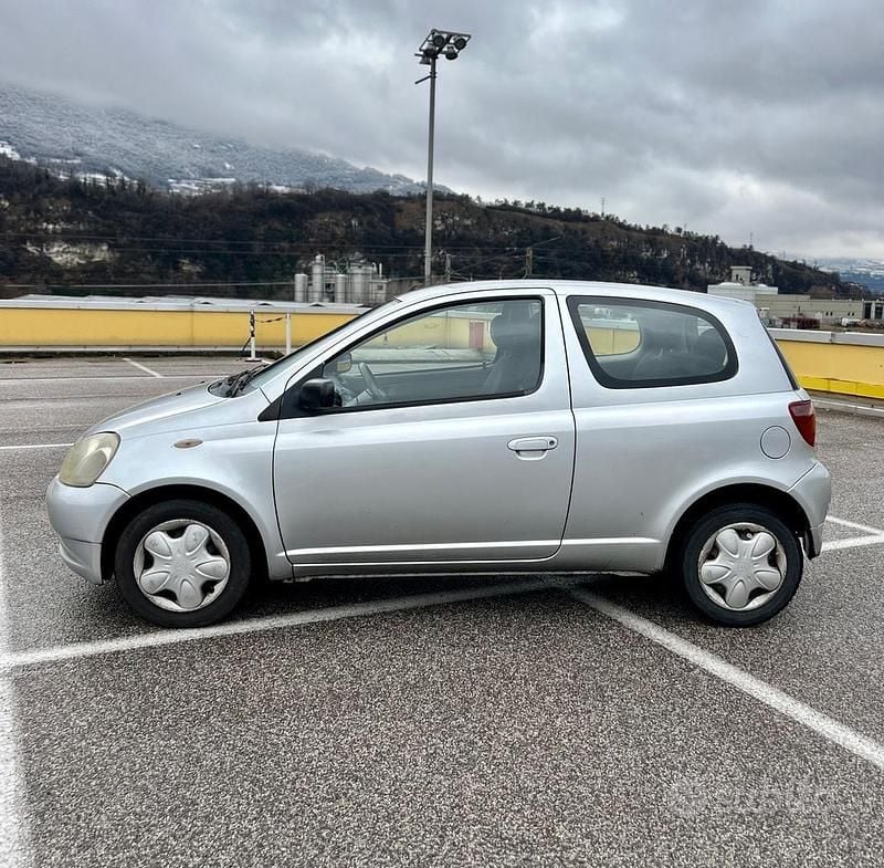 Usata Toyota Yaris Sol 69 CV (50 kW) 2002 Grigio Berlina
