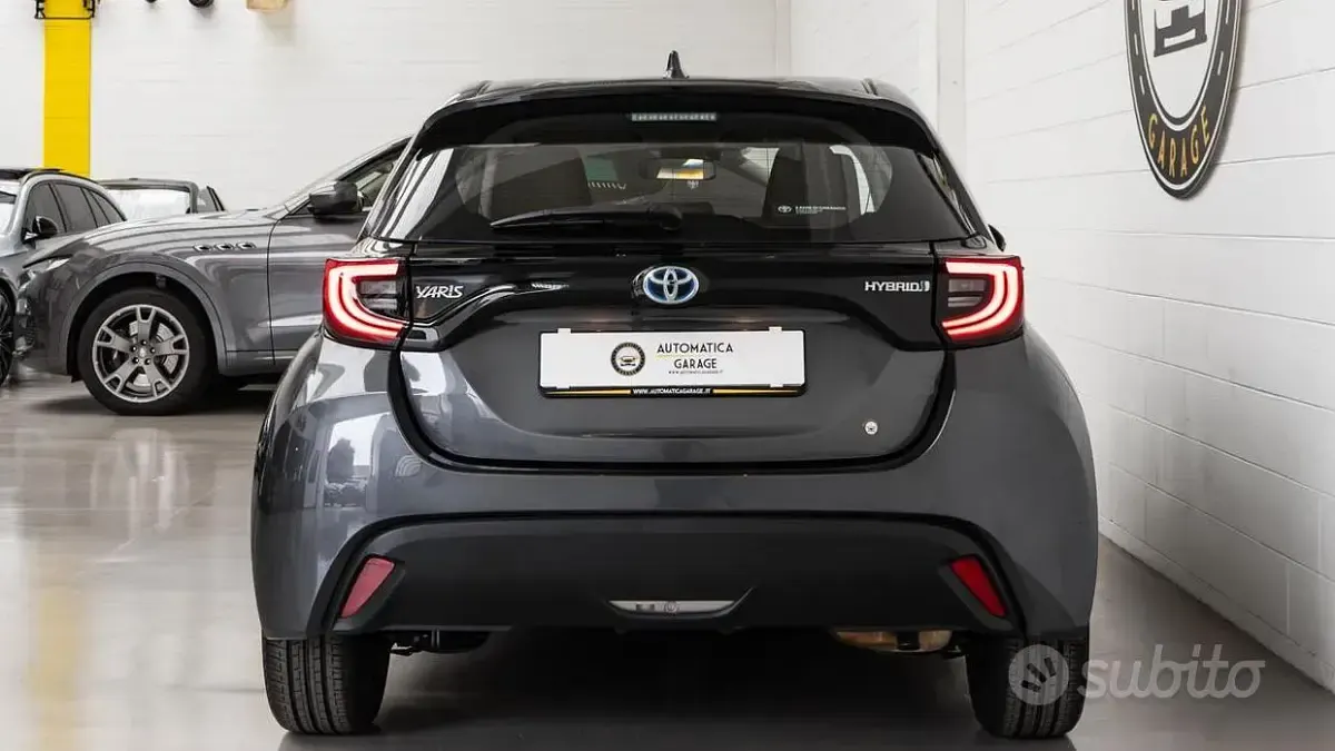 Usata Toyota Yaris Hybrid 92 CV (67 kW) 2022 Grigio Berlina