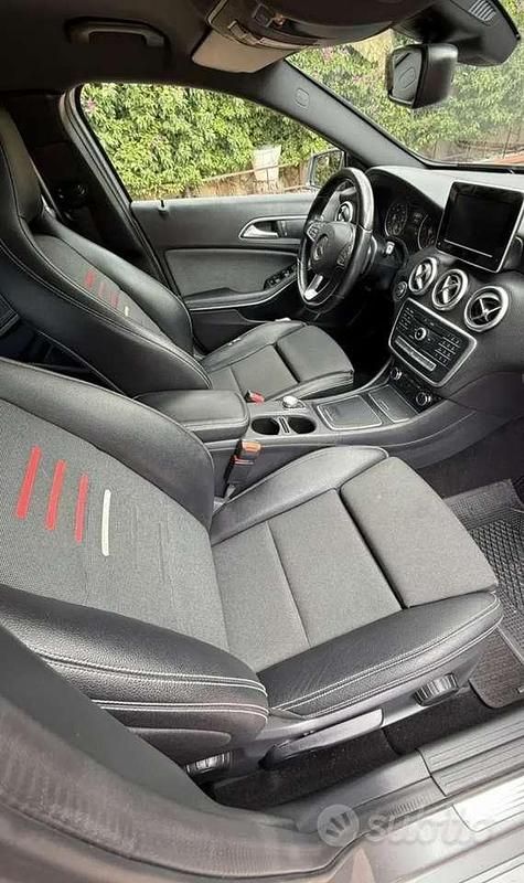 Usata Mercedes A180 Premium 109 CV (80 kW) 2017 Grigio Berlina