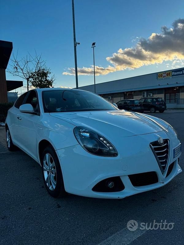 Bianco Usata 2015 Alfa Romeo Giulietta Tre volumi | 3300 € (Buon prezzo) - Immagine 1/4