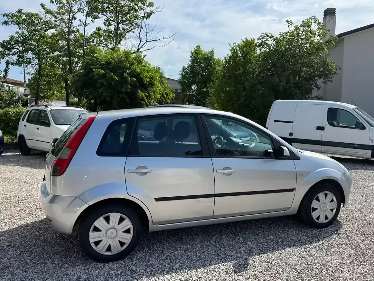 Gebraucht Ford Fiesta 68 PS (50 kW) 2005 Grau Kleinwagen