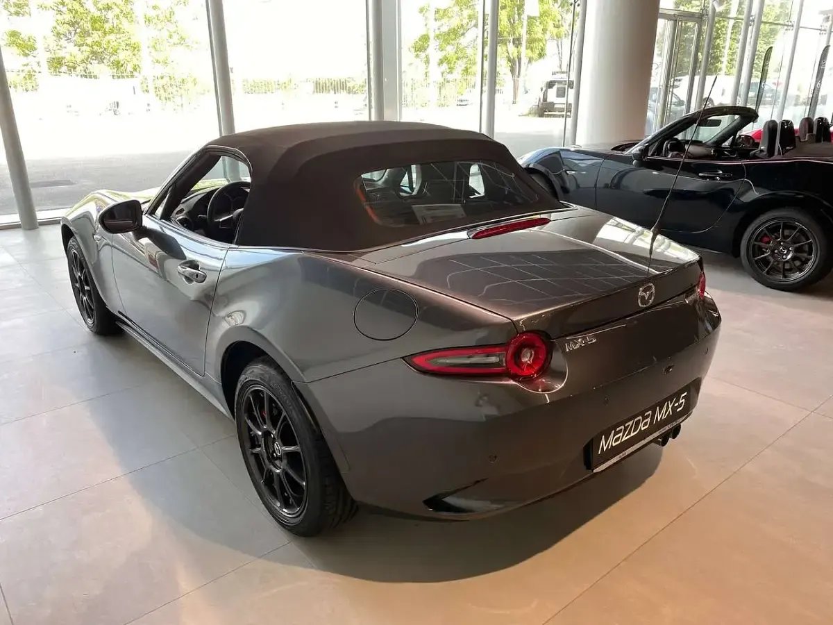 Nuova Mazda MX5 Homura-Line 132 CV (97 kW) 2026 Machine grey Cabrio