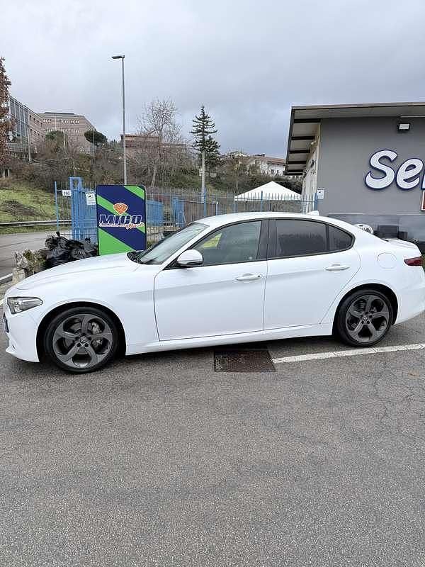 Begagnad Alfa Romeo Giulia Business 150 HK (110 kW) 2018 Vit Sedan