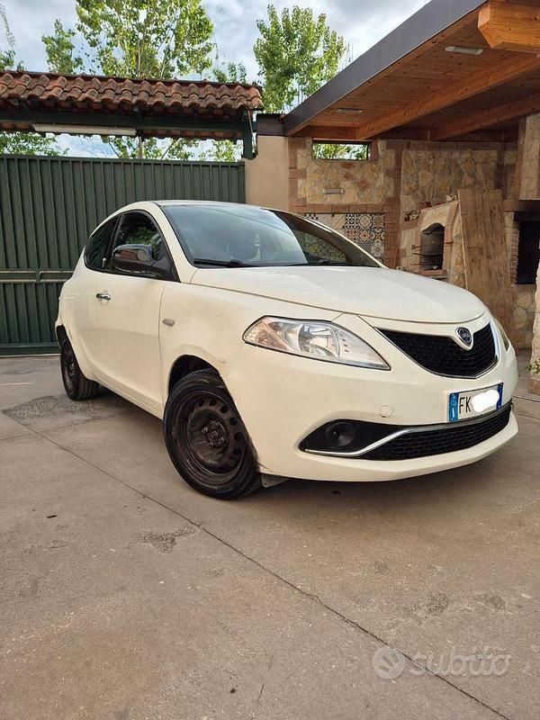 Usado Lancia Ypsilon 69 CV (50 kW) 2017 Blanco Utilitario