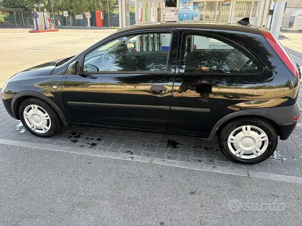 Usata Opel Corsa 58 CV (42 kW) 2001 Nero Utilitaria