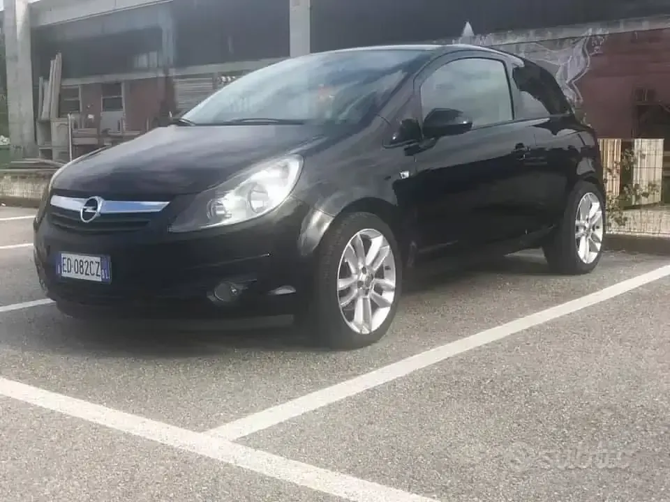 Usata Opel Corsa 90 CV (66 kW) 2010 Utilitaria