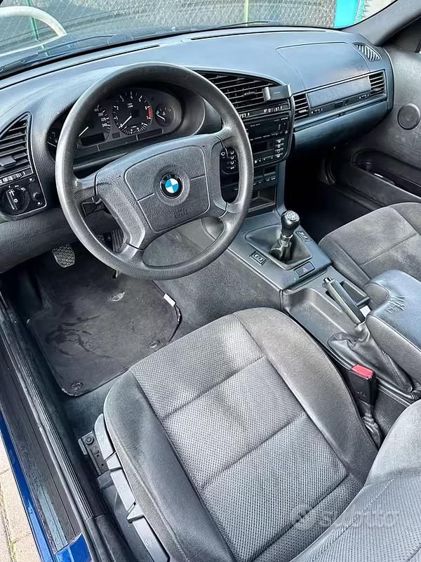 Usata BMW 318 115 CV (84 kW) 1994 Blu Berlina