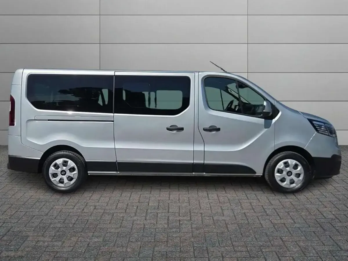Usata Renault Trafic 150 CV (110 kW) 2024 Argento Monovolume