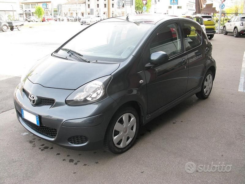 Usata Toyota Aygo 68 CV (50 kW) 2011 Grigio Utilitaria
