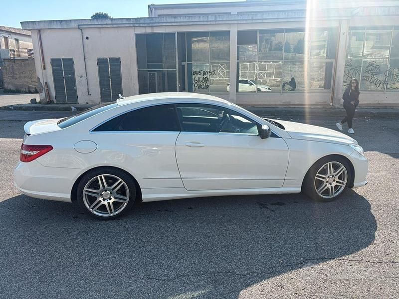 Usata Mercedes E220 170 CV (125 kW) 2011 Bianco Coupé