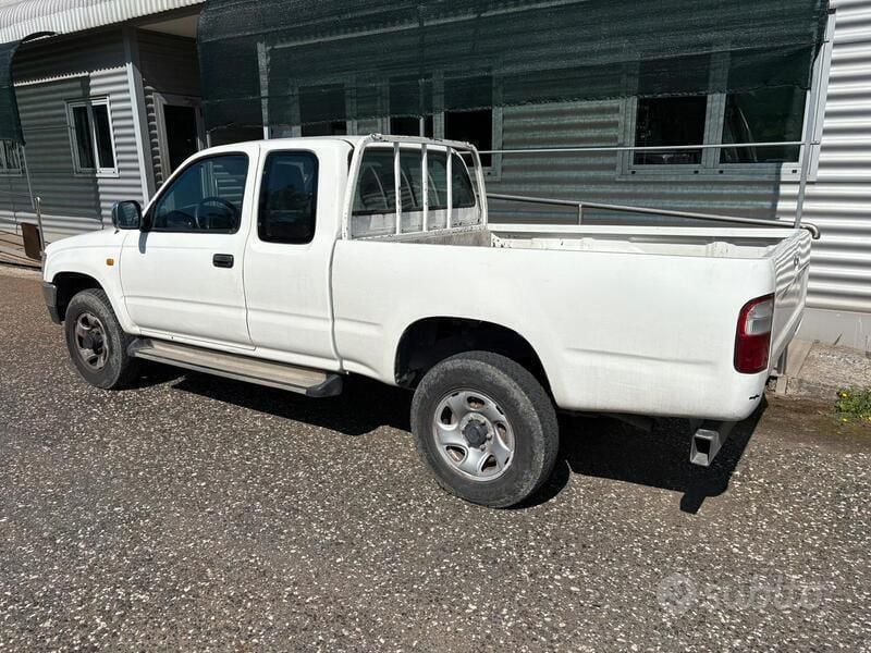 Usata Toyota HiLux SR5 90 CV (66 kW) 2000 Bianco Pick-up