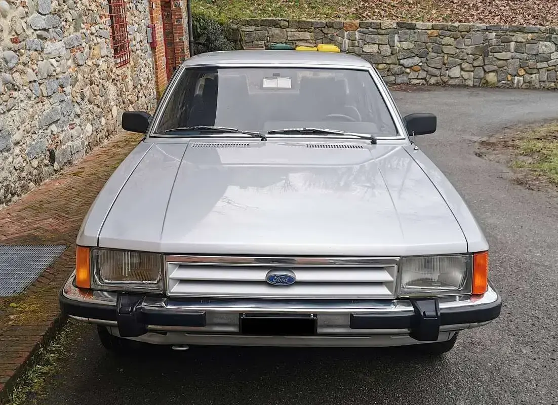 Usata Ford Granada Ghia 90 CV (66 kW) 1982 Argento Berlina