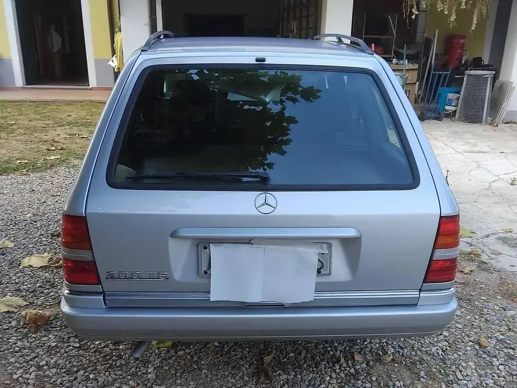 Usata Mercedes E200 136 CV (100 kW) 1994 Argento Station wagon