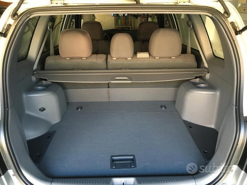 Usata Kia Carens Comfort 112 CV (82 kW) 2003 Grigio Monovolume