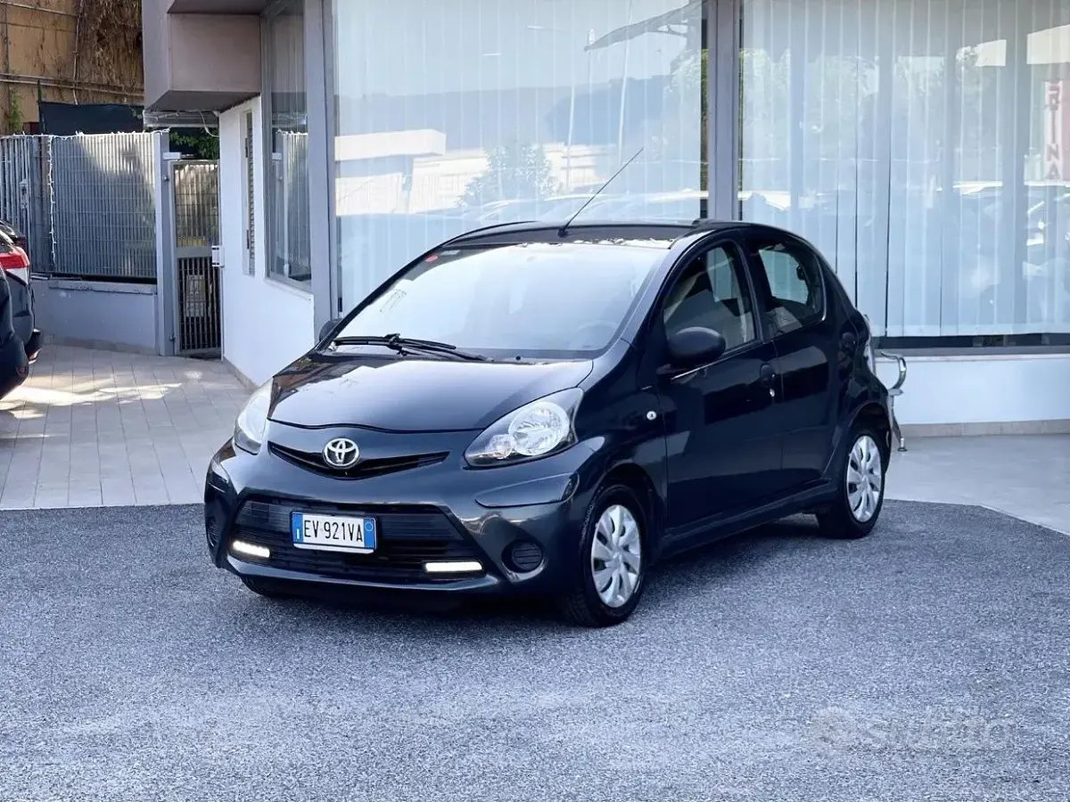 Usata Toyota Aygo 68 CV (50 kW) 2014 Nero Utilitaria