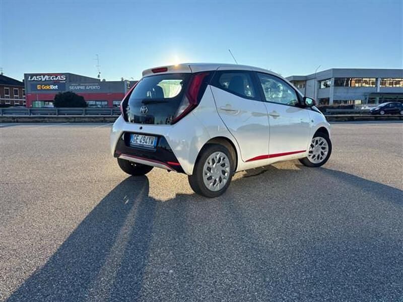 Usata Toyota Aygo Cool 72 CV (52 kW) 2021 Bianco Utilitaria