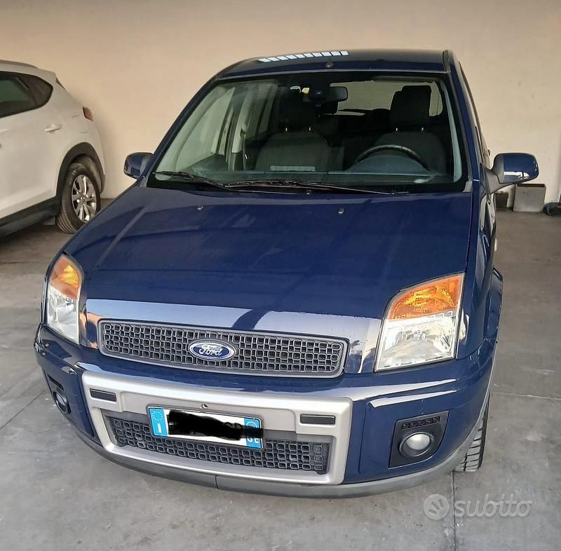 Blu Usata 2009 Ford Fusion Tre volumi | 1500 € (Ottimo prezzo) - Immagine 1/4