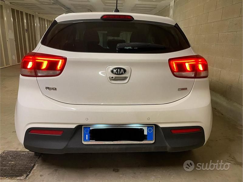 Bianco Usata 2018 Kia Rio Due volumi | 10.800 € (Buon prezzo) - Immagine 1/4
