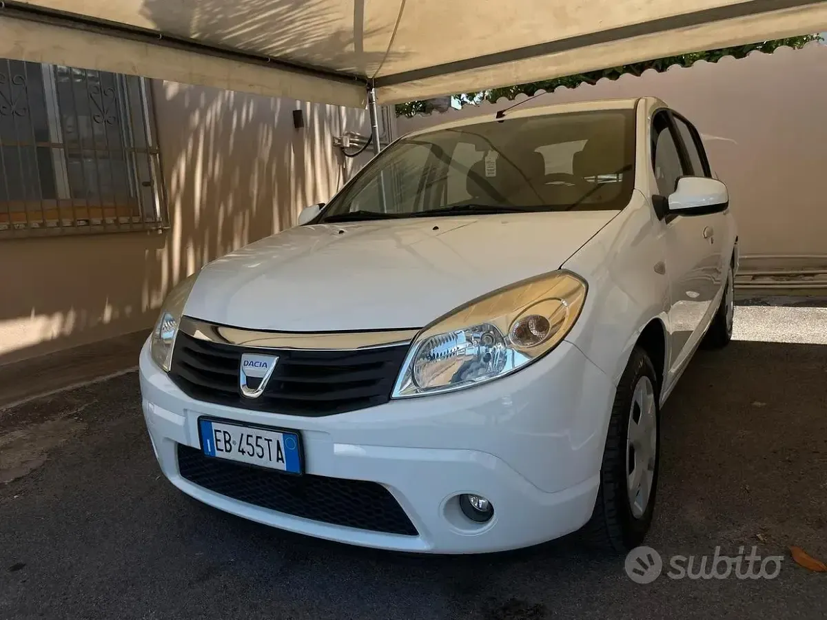 Usata Dacia Sandero Lauréate 72 CV (52 kW) 2010 Bianco Berlina