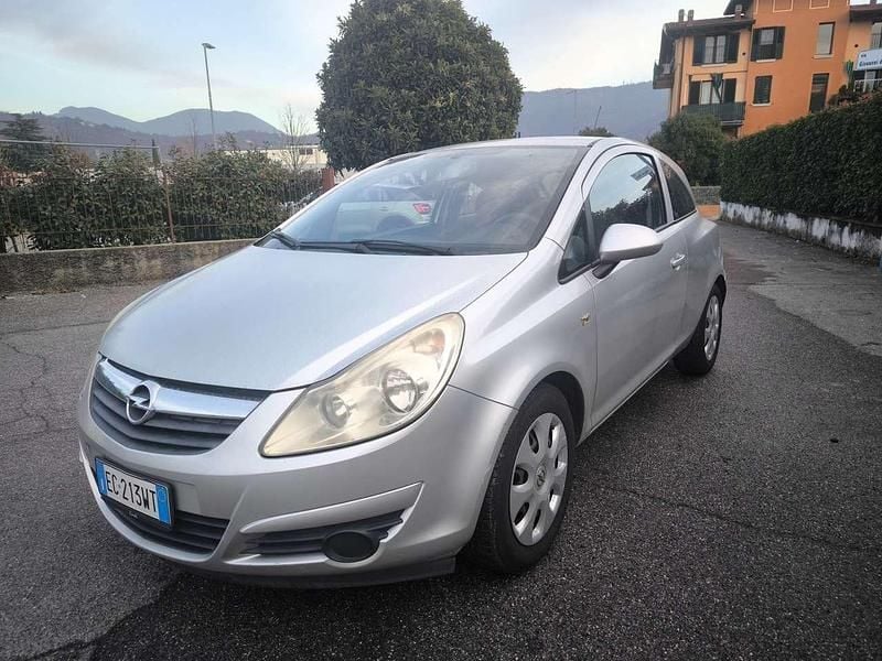 Argento Usata 2010 Opel Corsa Tre volumi | 3900 € (Buon prezzo) - Immagine 1/4