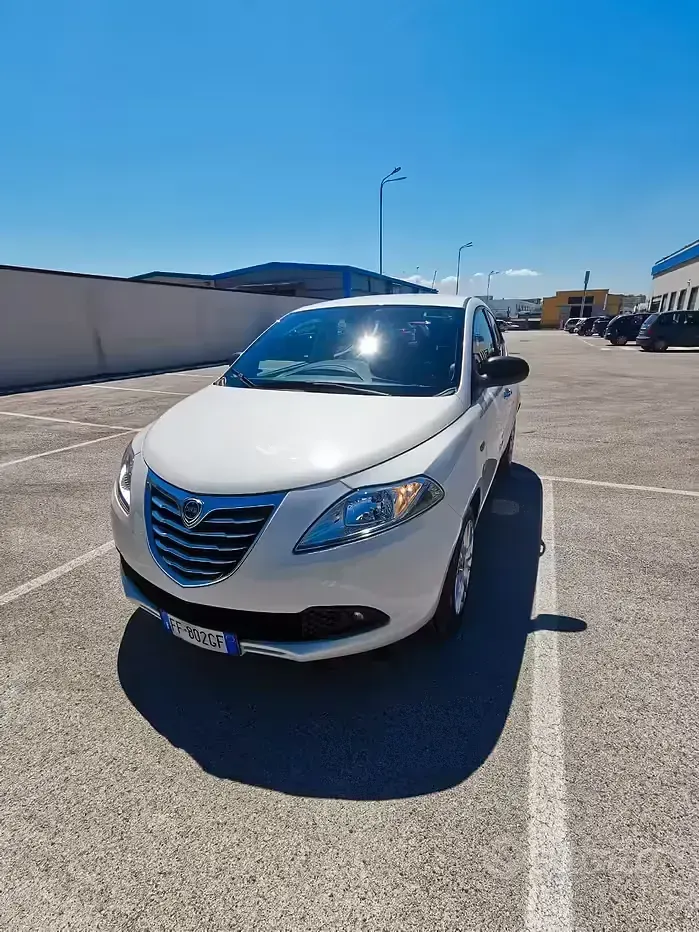 Usado Lancia Ypsilon Silver 69 HP (50 kW) 2016 Branco Citadino