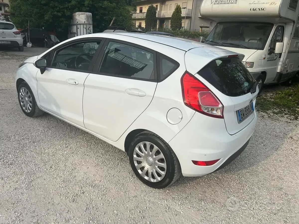 Usado Ford Fiesta Titanium 80 CV (58 kW) 2014 Blanco Utilitario