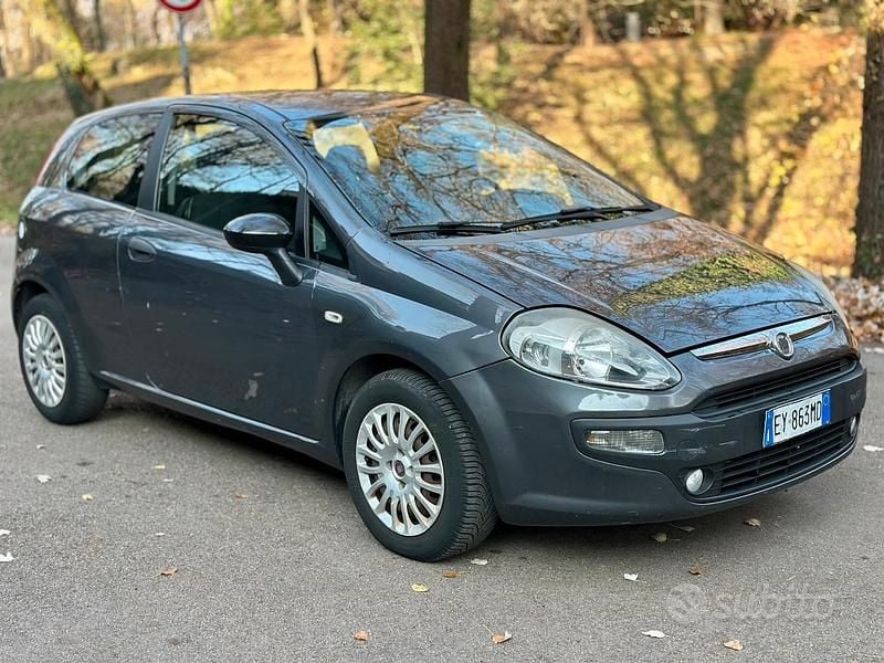 Grigio Usata 2015 Fiat Grande Punto Due volumi | 2000 € (Super prezzo) - Immagine 1/4