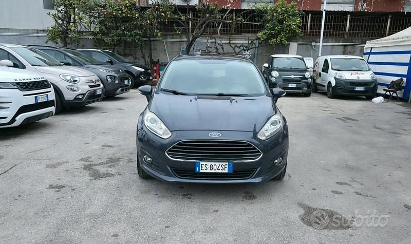 Usata Ford Fiesta Titanium 75 CV (55 kW) 2013 Grigio Berlina