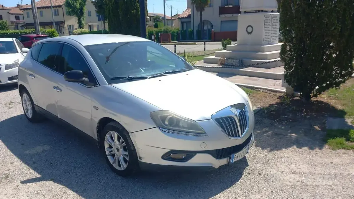 Usata Lancia Delta 120 CV (88 kW) 2011 Utilitaria