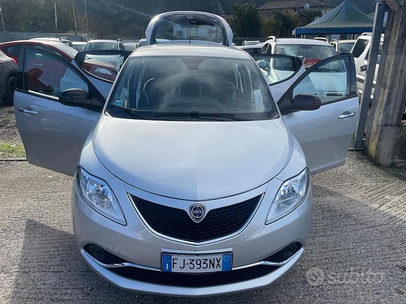 Usata Lancia Ypsilon Gold 69 CV (50 kW) 2017 Grigio Utilitaria