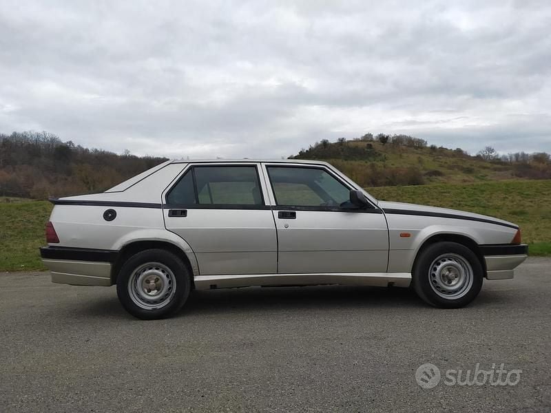 Usata Alfa Romeo 75 1991 Grigio Berlina